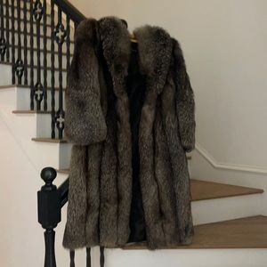 It’s vintage real silver fox coat my mom got it 80’s it’s her prized possession